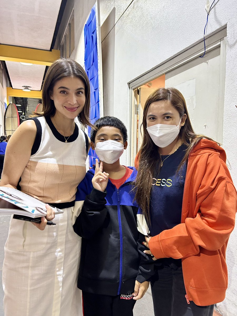 MrsWetti's tweet photo. Grabeee!!! Mixed emotions today! Nakapag Autograph and talked ako sa nag-iisang Dyosa sa Mundo ko! 😭😍 Pwede na akong walang bday gift kasi eto na un oh! Since High School days ko @annecurtissmith Last time I saw you was 2019 pa!
Big thanks to my newest friend @mLaMqUiN16  😇💓 https://t.co/tZVLu1BIBT