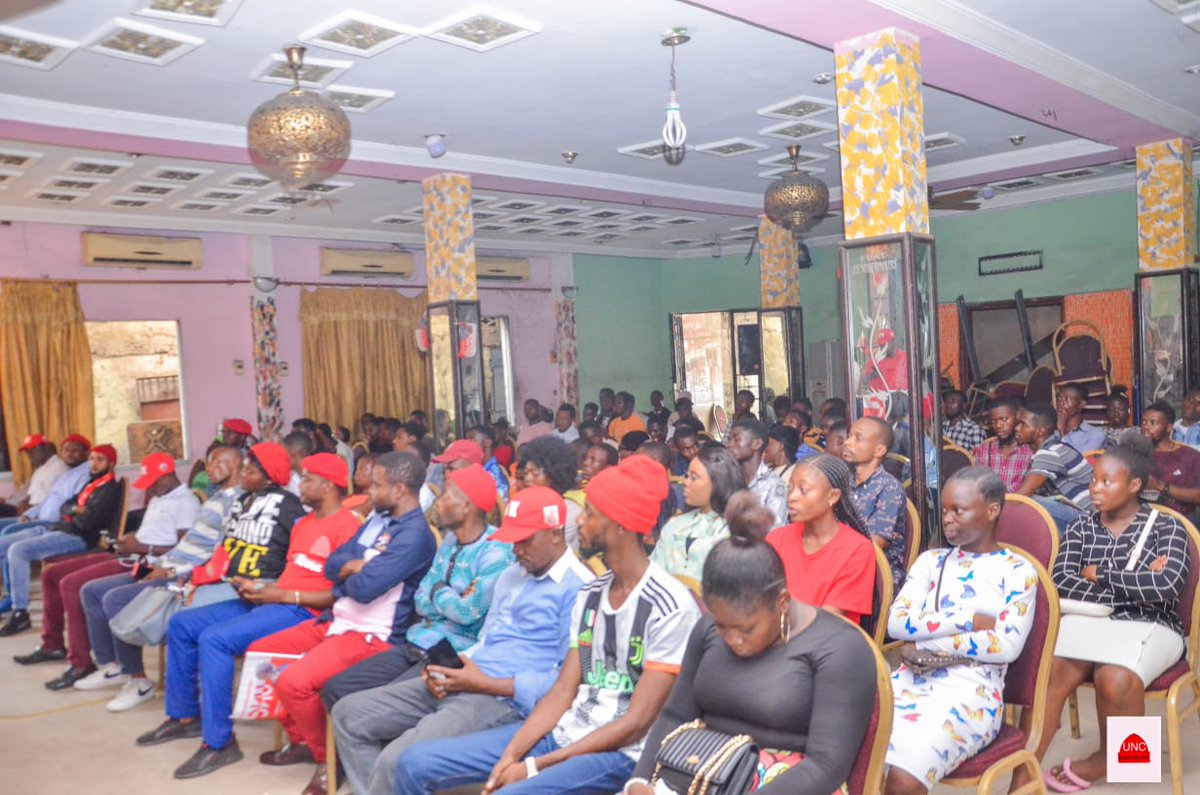 drjckisoni's tweet image. Le week-end dernier le kamerhiste @OmbaKasongo a réuni des jeunes pour échanger avec eux sur les #bérets #rouges de  Vital Kamerhe afin de les convaincre à intégrer Ce mouvement qui  prêche le kamerhisme et qui souhaite voir le mwalimu diriger ce pays un jour.
@RemyBongungu