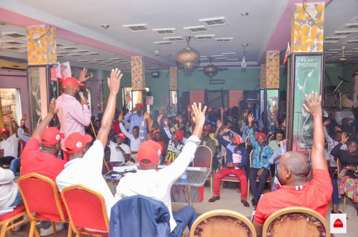 drjckisoni's tweet image. Le week-end dernier le kamerhiste @OmbaKasongo a réuni des jeunes pour échanger avec eux sur les #bérets #rouges de  Vital Kamerhe afin de les convaincre à intégrer Ce mouvement qui  prêche le kamerhisme et qui souhaite voir le mwalimu diriger ce pays un jour.
@RemyBongungu