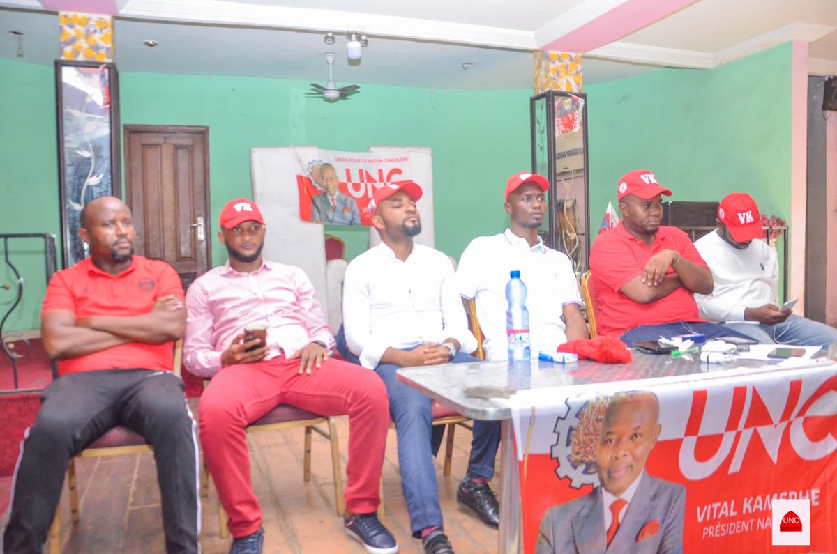 drjckisoni's tweet image. Le week-end dernier le kamerhiste @OmbaKasongo a réuni des jeunes pour échanger avec eux sur les #bérets #rouges de  Vital Kamerhe afin de les convaincre à intégrer Ce mouvement qui  prêche le kamerhisme et qui souhaite voir le mwalimu diriger ce pays un jour.
@RemyBongungu