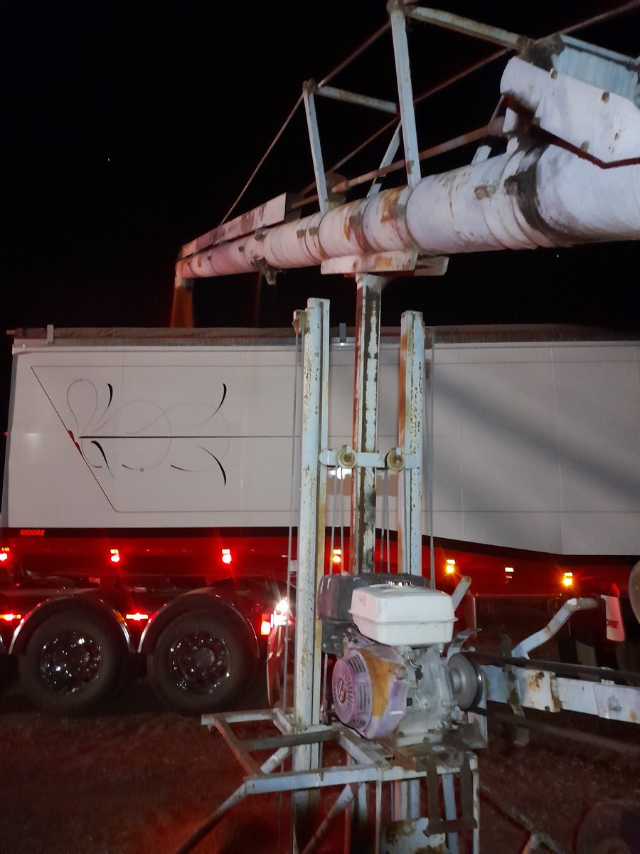 Oscarthefarmer's tweet image. Hope your night is going better than "trying the old second auger for a truckload" situation here!

#clusterfuck