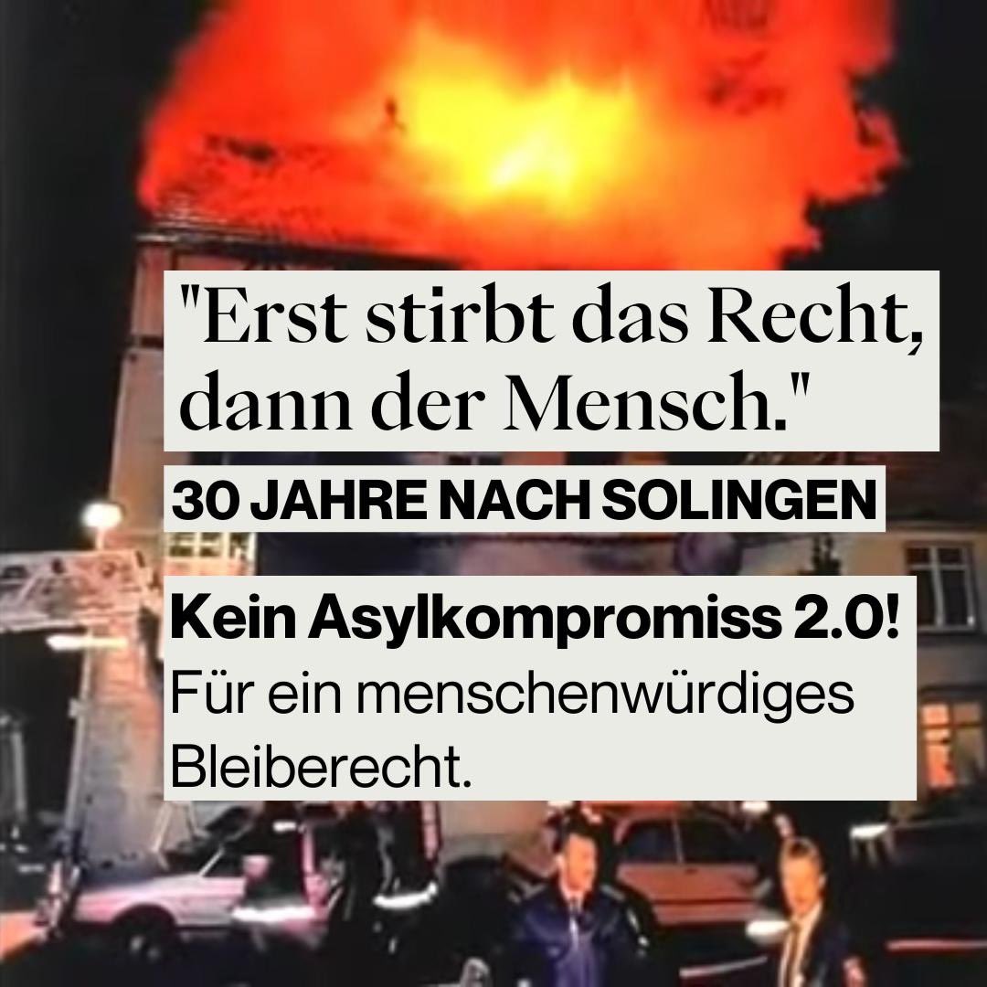 der_neukoellner's tweet photo. Erst stirbt das Recht, dann der Mensch!

Heute gedenken wir Gürsün İnce, Hatice Genç, Gülüstan Öztürk, Hülya Genç und Saime Genç die beim rassistischen Brandanschlags in Solingen am 29. Mai 1993 ermordet wurden. Drei der ermordeten waren Kinder im alter von 4, 9 und 12.

Am 26. Mai 1993 wurde das Asylrecht im Grundgesetz vom Bundestag beschnitten Nur drei Tage später brannte in Solingen das Haus der Familie Genç. Diese beiden Ereignisse sind eng miteinander verknüpft und können nicht einzeln betrachtet werden. Die politische Entscheidung, das Asylrecht zu beschränken, sendete ein gefährliches Signal an die rechte Szene, was zu einer Eskalation der Gewalt führte.

30 Jahre später plant die Bundesregierung die Reform des gesamten europäischen Asylverfahrens am 08. und 09.06. in Brüssel zu genehmigen. Mit dieser Reform stehen die Genfer Flüchtlingskonvention und das Asylrecht plötzlich zur Disposition. Push-Backs an den Außengrenzen sollen legalisiert, noch mehr tödliche Zäune installiert und das Grundrecht auf Asyl verunmöglicht werden.
Das nehmen wir nicht hin und werden entschlossen dagegen protestieren!

Ich bin froh, dass es in den nächsten Wochen auch in Berlin zu zahlreichen Aktionen kommen wird, an denen ich mich auch als parlamentarischer Beobachter beteiligen werde, etwa beim Protestcamp gegen das Abschiebegefängnis am BER: Hier unsere PM mit mir als neuer Fluchtpolitischer Sprecher der Linksfraktion im AgH gemeinsam mit der Migrationspolitischen Sprecherin @ElifEralpBerlin zur Asylrechtsverschärfung 2.0: https://t.co/u5vJwBwMdi