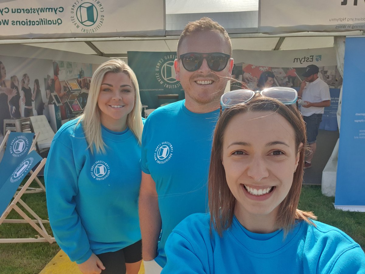 Mae'r stondin wedi'i sefydlu, ac rydym yn barod am wythnos brysur yn y @EisteddfodUrdd  #Urdd2023 🎉

👋 Gwnewch yn siŵr eich bod yn dod i ddweud helo wrthym yn Stand 38-41 a gwiriwch rai o'r digwyddiadau rydyn ni'n eu cynnal gyda'n partneriaid. 

@NAELCymru  @EstynHMI