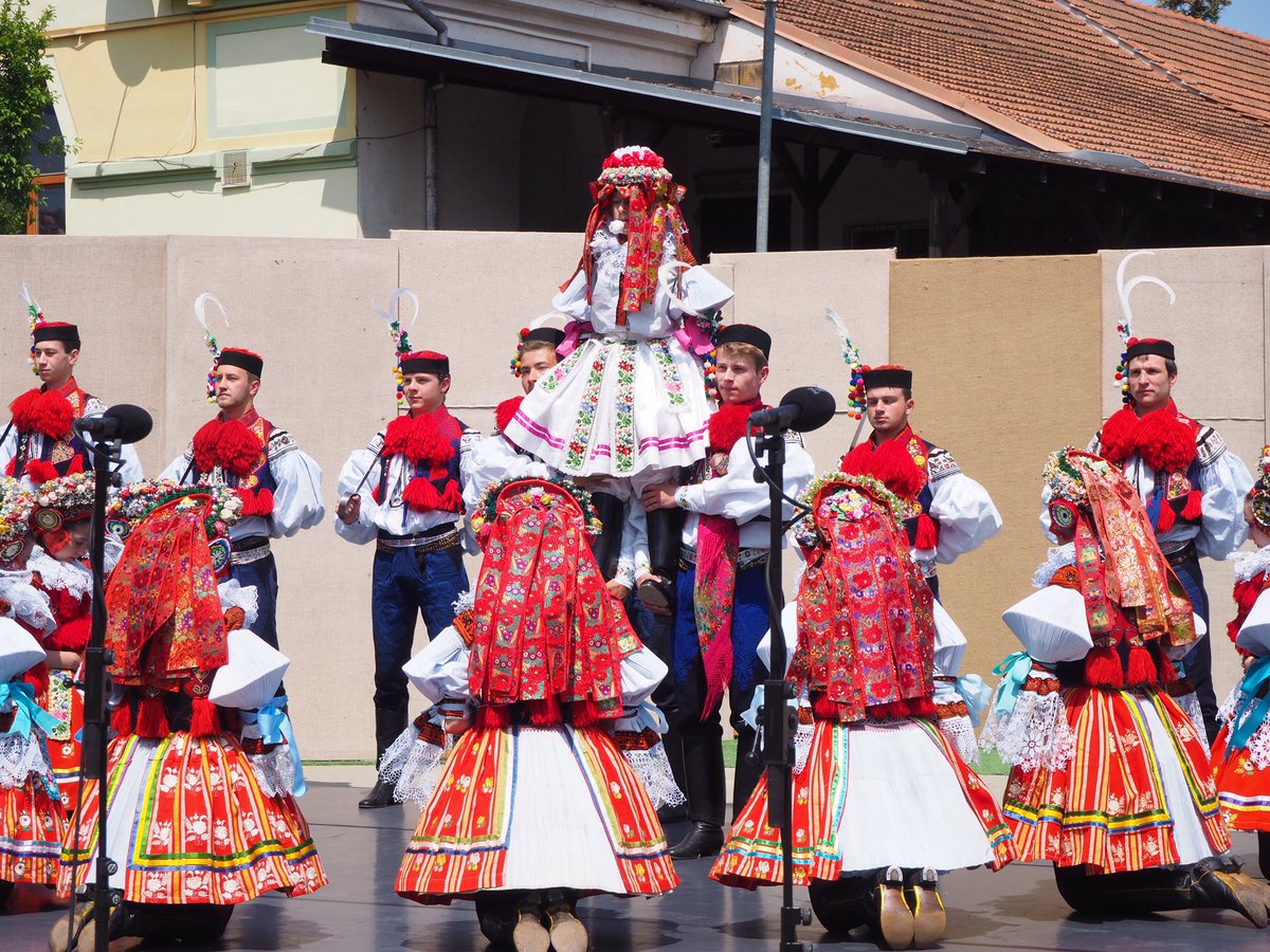 Eriy06's tweet image. 王様騎行の主役はこの子！今年の王様です。10歳くらいの男の子なのですが、女の子の格好をして、口には白い薔薇の花をくわえています。逃亡中に敵を欺くため、女装をしているという説も。バラはおしゃべりできないようにだって。とにかくかわいいから見てください…かわいい…

#チェコへ行こう