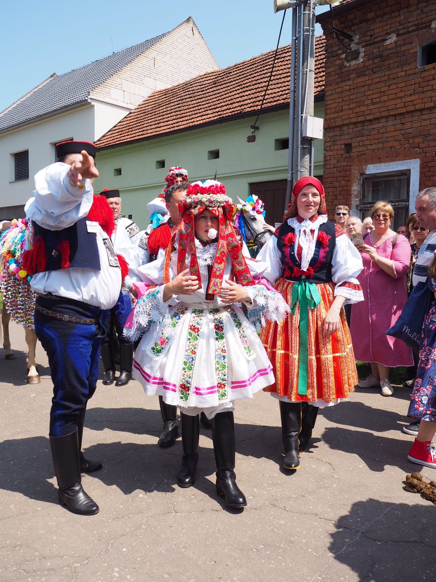 Eriy06's tweet image. 王様騎行の主役はこの子！今年の王様です。10歳くらいの男の子なのですが、女の子の格好をして、口には白い薔薇の花をくわえています。逃亡中に敵を欺くため、女装をしているという説も。バラはおしゃべりできないようにだって。とにかくかわいいから見てください…かわいい…

#チェコへ行こう