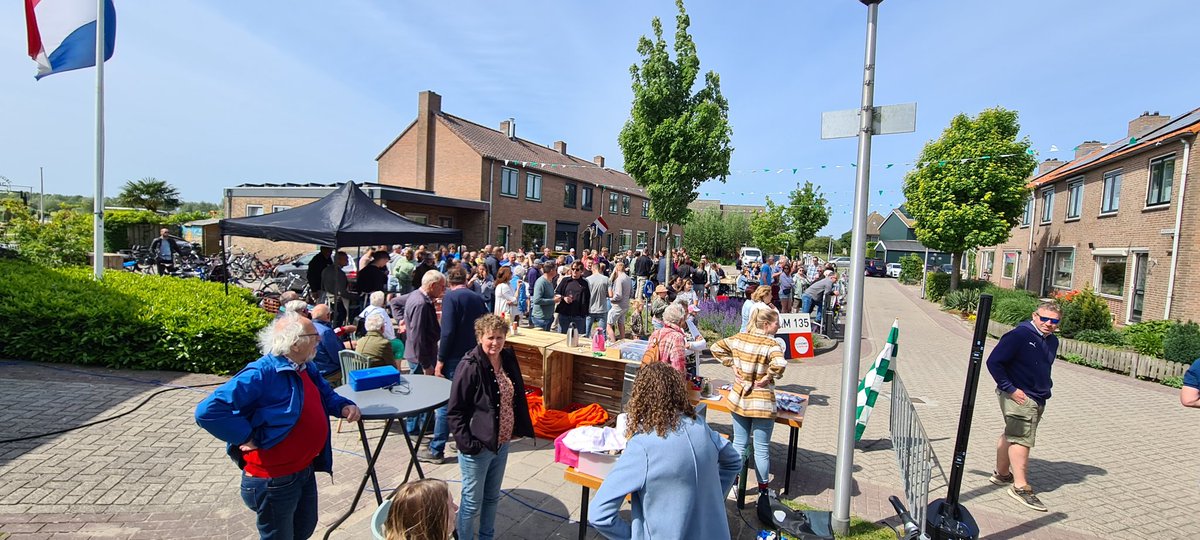 DoetMario's tweet photo. Goudriaan wacht op team 135.👐 En juicht alle andere teams het dorp door. #roparun https://t.co/qKQcgc066W