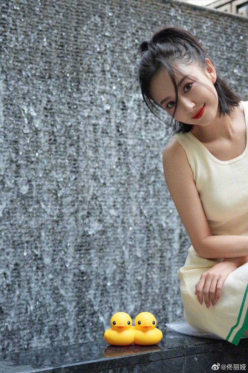 LiYa posted new photo, so cute!🐥🐥💛💛💛💛💛💛💛