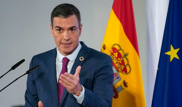 RosaRodaNews's tweet photo. ¡¡BOOM!! Pedro Sánchez convoca elecciones generales. El 23 de julio. Es lo más honesto y valiente ante los malos resultados del 28 de mayo. Evita así el desgaste de un Podemos destrozado. Manual de resistencia puro y duro. Es un órdago. Un golpe de efecto brutal. https://t.co/djHn8s8pRv