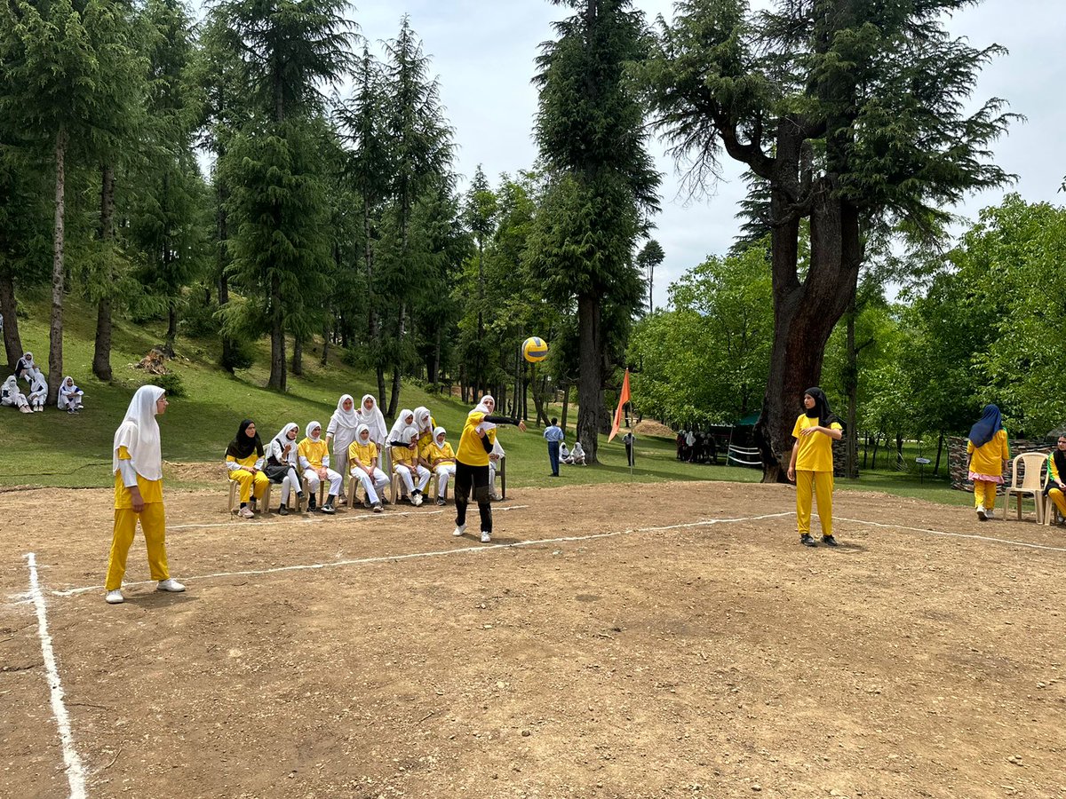 Raziya_Lolabi's tweet photo. INAUGURATION CEREMONY OF ‘GIRLS VOLLEYBALL TOURNAMENT LOLAB 2023
#HumSayaHaiHum
#JawanAurAwam
#ProsperousKashmir
#PatriotsOfKashmir
#RepublicansOfIndia
#IndianArmy https://t.co/SHWT8sM4y0