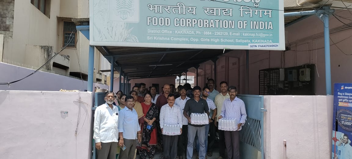 on 27-05-2023 Officers/Officials of FCI DO Kakinada have distributed water bottles to the road side needy people under AKAM-2023. 
<a href="/FCI_Amaravati/">FCI_ROAmaravati</a> <a href="/fooddeptgoi/">Department of Food & Public Distribution</a> <a href="/fcisouthzone_pr/">FCI ZO South</a>
<a href="/FCI_India/">Food Corporation of India</a>