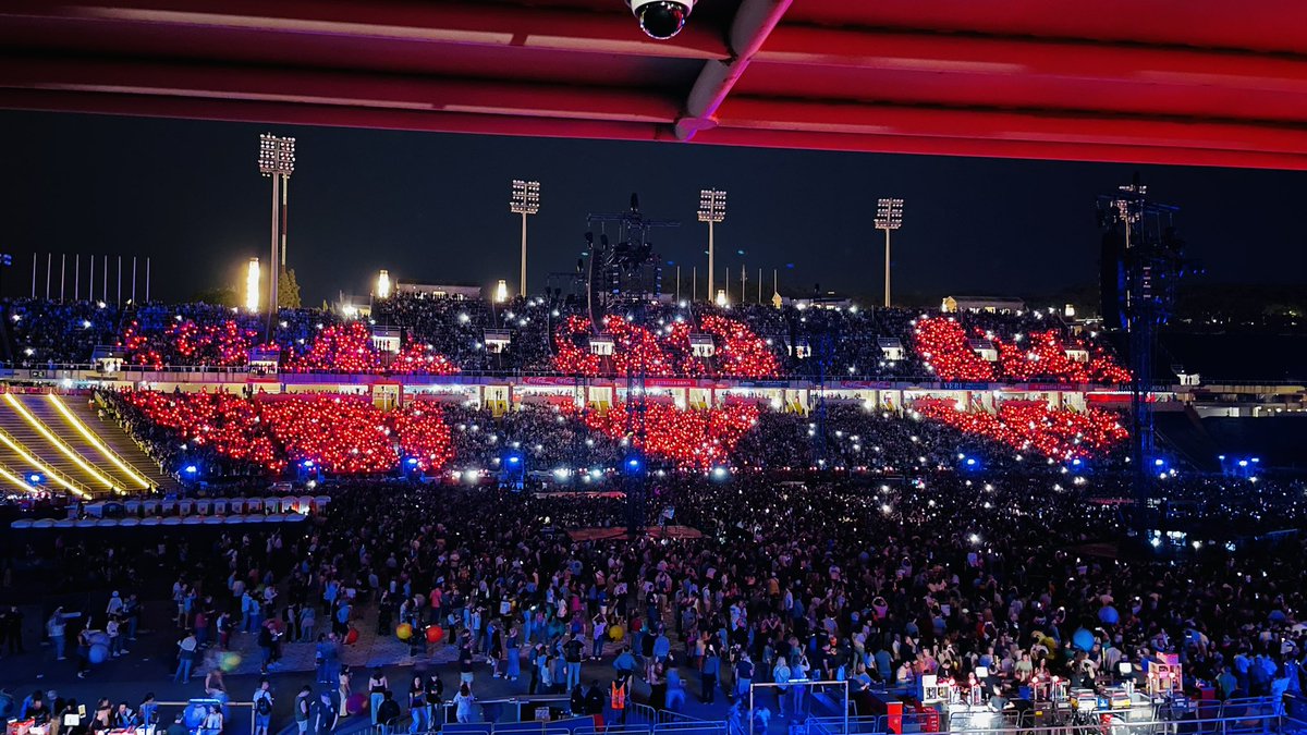 Sayani_90's tweet photo. And you know, for you, I'd bleed myself dry @coldplay #chrismartin 💛🌈
Dream come true 🥺 #ColdplayBarcelona https://t.co/q27c3XVBgz