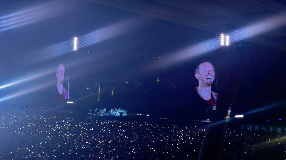 Sayani_90's tweet photo. And you know, for you, I'd bleed myself dry @coldplay #chrismartin 💛🌈
Dream come true 🥺 #ColdplayBarcelona https://t.co/q27c3XVBgz