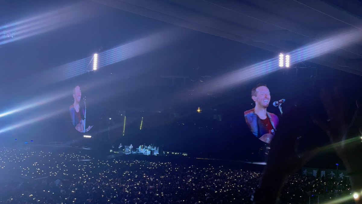 Sayani_90's tweet photo. And you know, for you, I'd bleed myself dry @coldplay #chrismartin 💛🌈
Dream come true 🥺 #ColdplayBarcelona https://t.co/q27c3XVBgz
