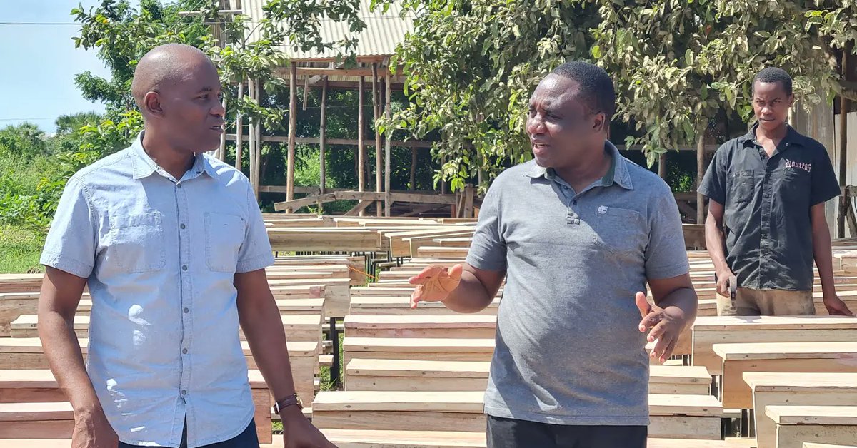 KigamboniYetu's tweet photo. Manispaa ya Kigamboni imedhamiria kuboresha sekta ya elimu. Moja ya mkakati huo ni kutenga fedha za ndani kwa ajili ya kutengeneza madawati. Lengo ni kuhakikisha wanafunzi wanapata elimu bora iliyo kwenye mazingira bora.
Pichani: Mbunge Ndugulile na Mkurugenzi Ndugu Erasto Kiwale https://t.co/IZJ4CF8Sm9