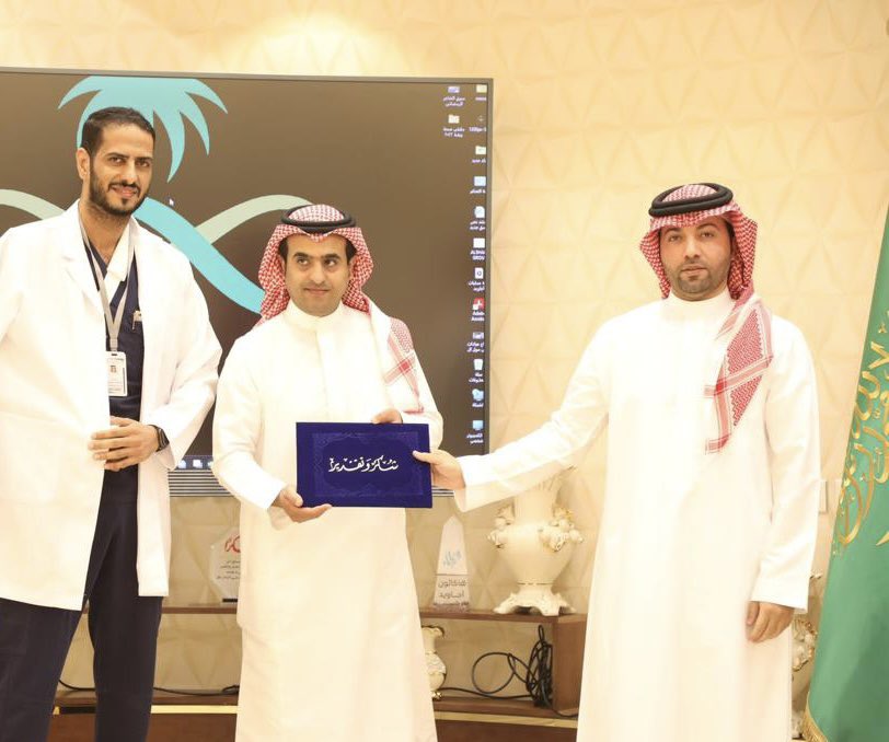 كل الشكر والتقدير الى سعادة مدير الشؤون الصحية في بيشة أ.فالح ناصر الشهراني على تكريم مركز جراحة السمنة بعد تجديد الاعتماد ، وهذا ما تعودناه من دعمه المستمر … برفقة أخي الدكتور صالح الخبتي المشرف العام على مستشفى الملك عبدالله