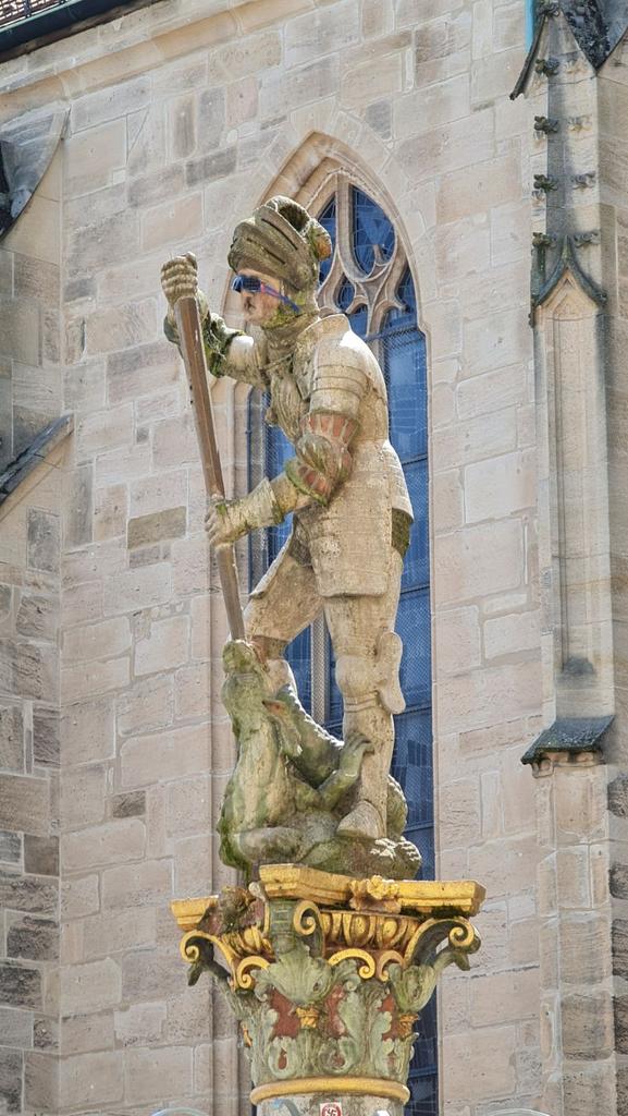 Der Hl. Georg auf dem Holzmarktbrunnen hat eine Sonnenbrille 😎