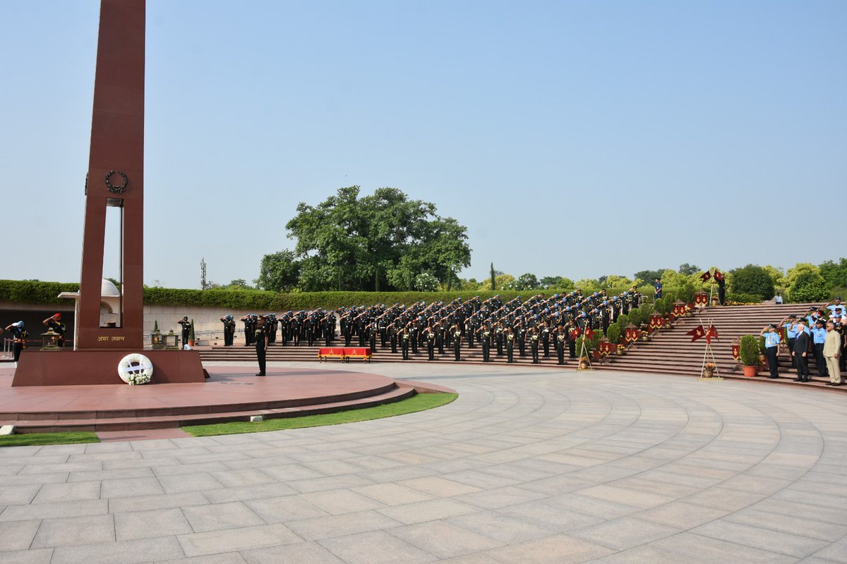 On the occasion of 75th #UnitedNations #PeacekeepersDay, General Manoj Pande #COAS laid a wreath at National War Memorial & paid homage to the #Bravehearts who laid down their lives while serving in Peacekeeping Missions around the world for the cause of peace. 1/2

@UN…
