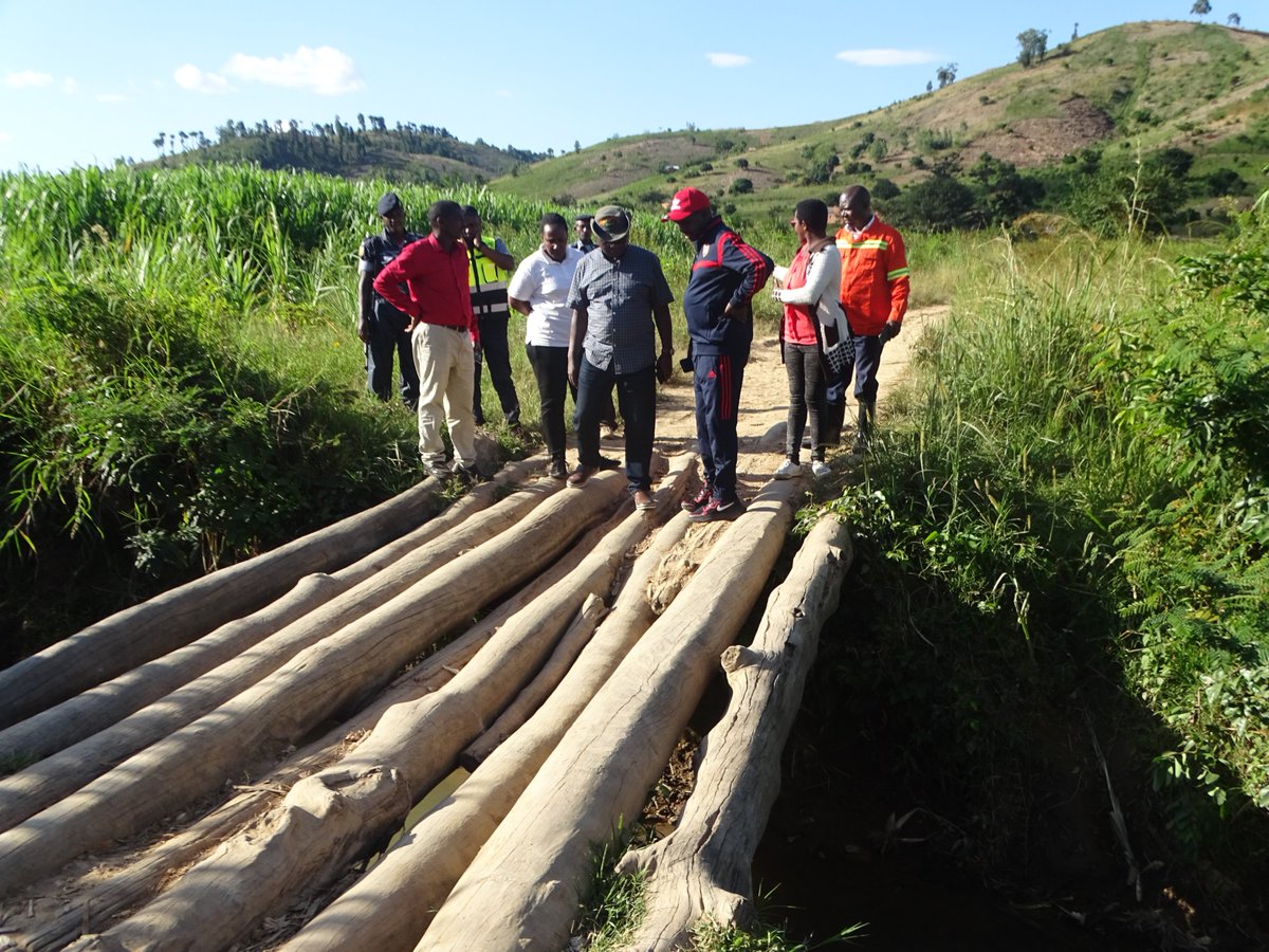 ARBurundi's tweet photo. Pr faciliter à la populatn l'accès aux infra socio-écque, un pont reliant les communes Musongati et Butaganzwa respectivet de @RutanaProvince et @RuyigiProvince,va être construit, c'est après une visite conjointe du Ministre @MielsBurundi et celui de @MENRS4 avec le DG @ARBurundi https://t.co/F8jxg9bM1C