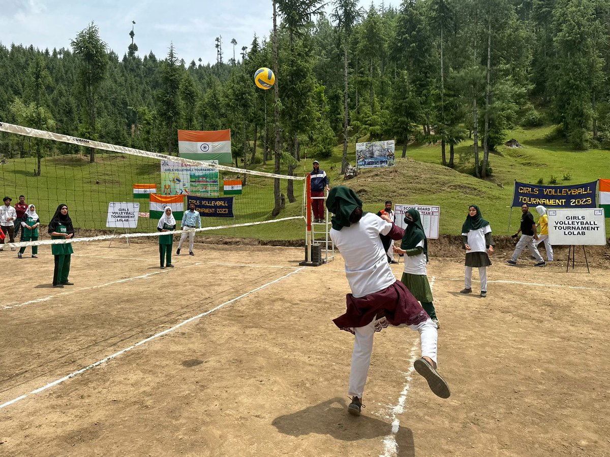 sarali118706999's tweet photo. INAUGURATION CEREMONY OF ‘GIRLS VOLLEYBALL TOURNAMENT LOLAB 2023
#HumSayaHaiHum
#JawanAurAwam
#ProsperousKashmir
#PatriotsOfKashmir
#RepublicansOfIndia
#IndianArmy https://t.co/RfM4PL4zIm