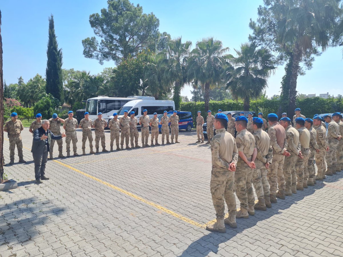 VedatDikici007's tweet photo. Orman Bölge Müdürlüğümüz teknik elemanlarınca askeri personele orman yangınları hakkında temel bilgiler, yangına müdahale yöntemleri, kişisel koruyucu donanımlar, kullanılan araç-gereç vb orman yangınlarıyla mücadele konularında teorik ve uygulamalı eğitimler verildi. https://t.co/bsYrt2CP4C