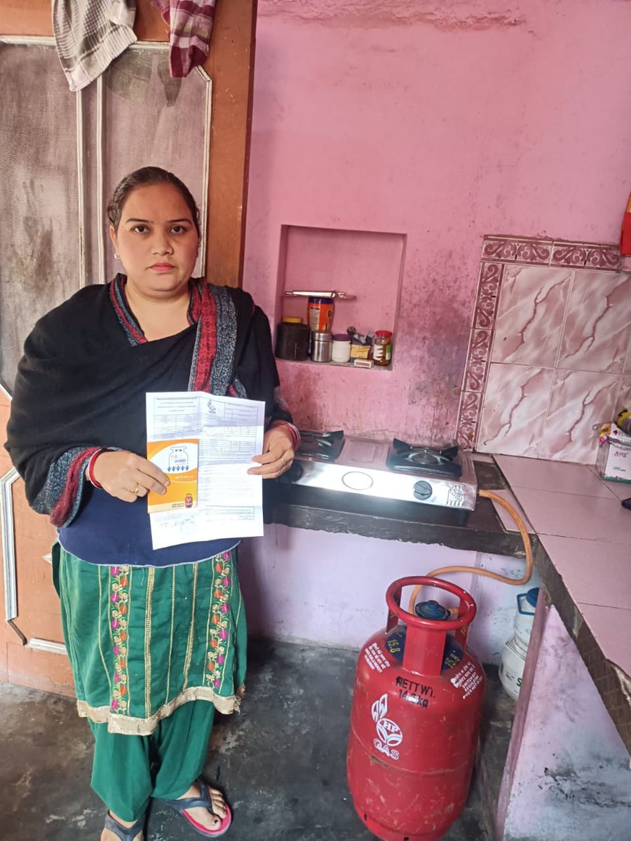 ChandpuriG's tweet photo. Door to Door Safety Awareness Drive conducted by M/s Chandpuri Hp  Gas  Hoshiarpur #HPCL #HPGas #LPG  Customers were educated for Pre Delivery Checks (PDC) and safety awareness regarding LPG installation
@HPCL
@NZLPGSBU
@HpclHspr
@Dharmendra_1967
@JasvinderSSaini 
@Amitbarak13 https://t.co/gHSQEwqlll