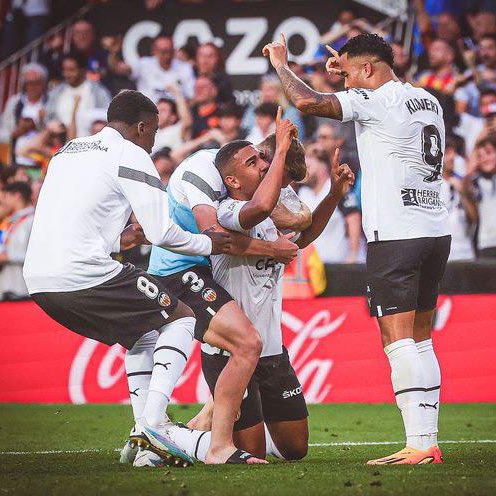 tonilato's tweet photo. 🤕 Se confirman las malas sensaciones que tenia en el partido tras romperme una costilla. Quiero dar las gracias  a Mestalla por el apoyo recibido. En las próximas semanas daré noticias sobre mi futuro. Lo importante ahora es el partido en Sevilla y conseguir el objetivo. https://t.co/lJE3rhtUv7