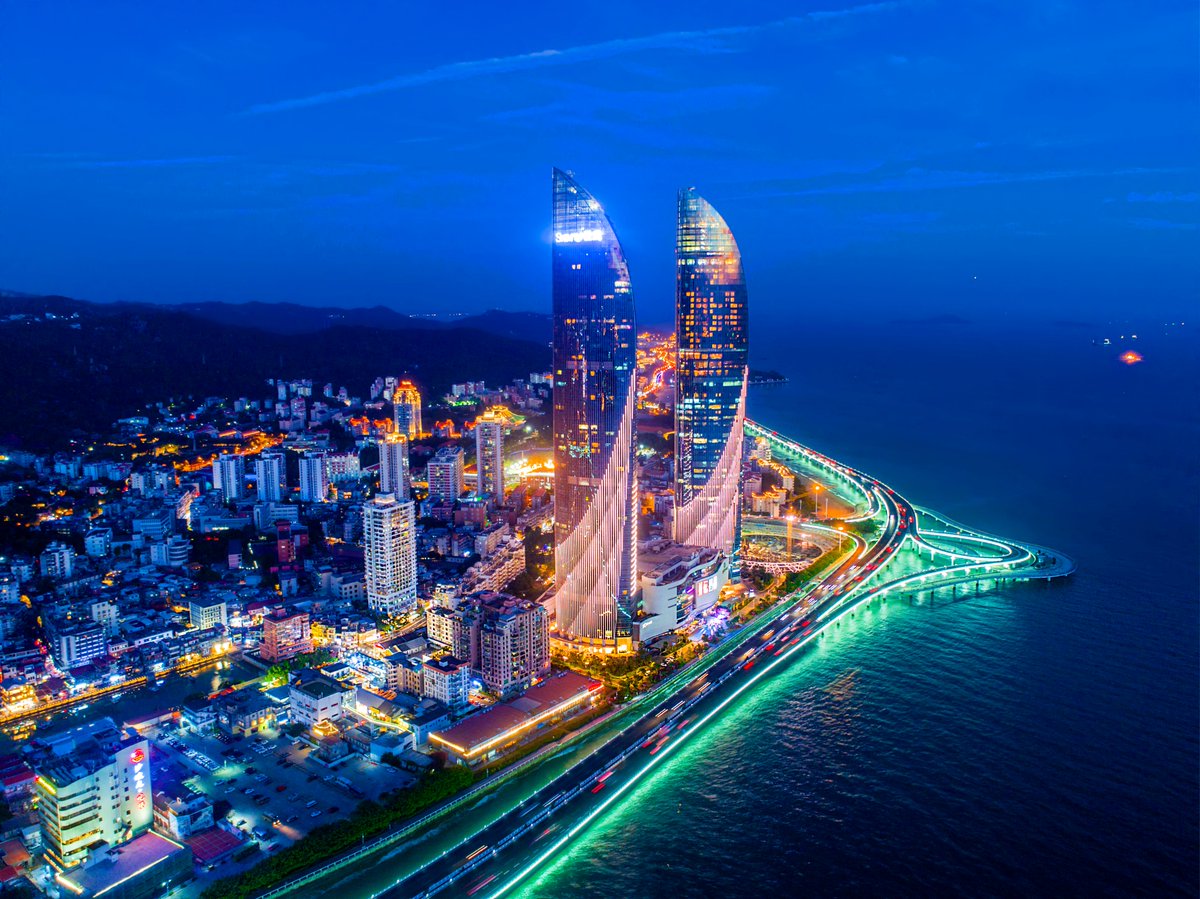 VisitXiamen's tweet photo. The lights flicker, on and off, like the gentle breath of this city. Under the dark blue night sky, between each light breath, another lovely and tender night gracefully unfolds.
Good night, Xiamen. Have a nice dream. ✨
📷Liu Xing
#WaveLight #VisitXiamen https://t.co/bbjtN462Px