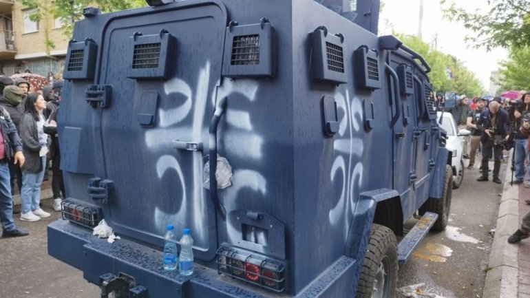 Northern #Kosovo
A KFOR vehicle which asked to enter a zone it effectively doesn't control has received some...grafitti art.