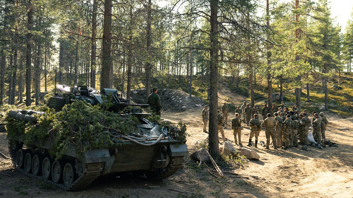 Maavoimat's tweet image. 🇬🇧 @RiflesRegiment sotilaat ovat 🇫🇮 suomalaisissa maastoissa jo kuin kotonaan. #Arrow23, #List23 ja kuukauden harjoitusputken päättävä #NorthernForest23 ovat kehittäneet yhteensopivuuttamme. #StrongerTogether #maavoimat