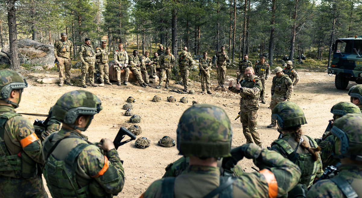 Maavoimat's tweet image. 🇬🇧 @RiflesRegiment sotilaat ovat 🇫🇮 suomalaisissa maastoissa jo kuin kotonaan. #Arrow23, #List23 ja kuukauden harjoitusputken päättävä #NorthernForest23 ovat kehittäneet yhteensopivuuttamme. #StrongerTogether #maavoimat
