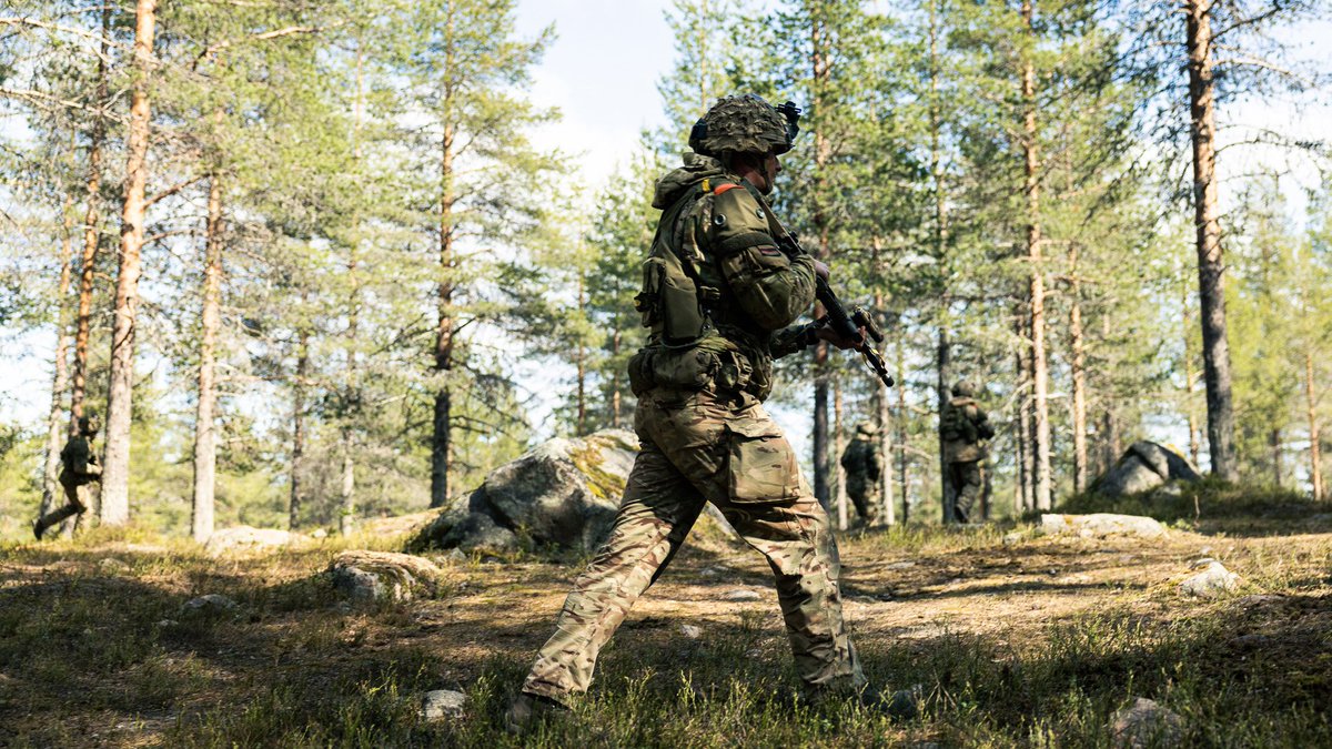 Maavoimat's tweet image. 🇬🇧 @RiflesRegiment sotilaat ovat 🇫🇮 suomalaisissa maastoissa jo kuin kotonaan. #Arrow23, #List23 ja kuukauden harjoitusputken päättävä #NorthernForest23 ovat kehittäneet yhteensopivuuttamme. #StrongerTogether #maavoimat