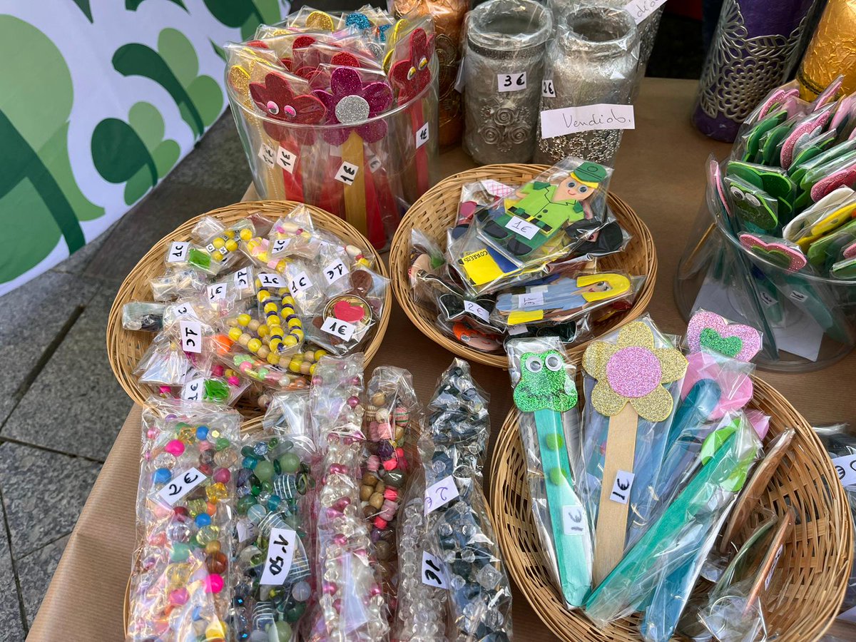 🍀 Una vez más, hemos instalado nuestro stand con numerosos artículos artesanales en el Paseo del Revellín. Puedes visitarlo durante todo el día. ¡No te lo pierdas!