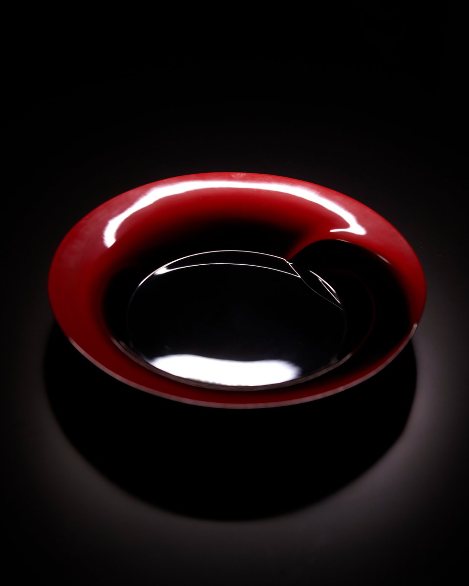 MazdaEspana's tweet image. El artista de Urushi (lacado japonés) Naoya Takayama, comparte algunos puntos en común con el cuidado que #Mazda dedica a sus diseños inspirándose en esas técnicas ancestrales para desarrollar tonos de pintura con colores que resaltan los detalles de su galardonado diseño #Kodo.
