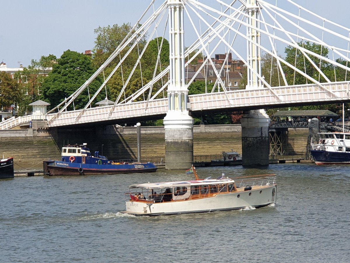 The very stylish Bourne spotted by Albert Bridge. Part of the Thames Limo Fleet @Thames_Limo #AlbertBridge #riverthames #lifeonthethames #thamespath #thamesphotography