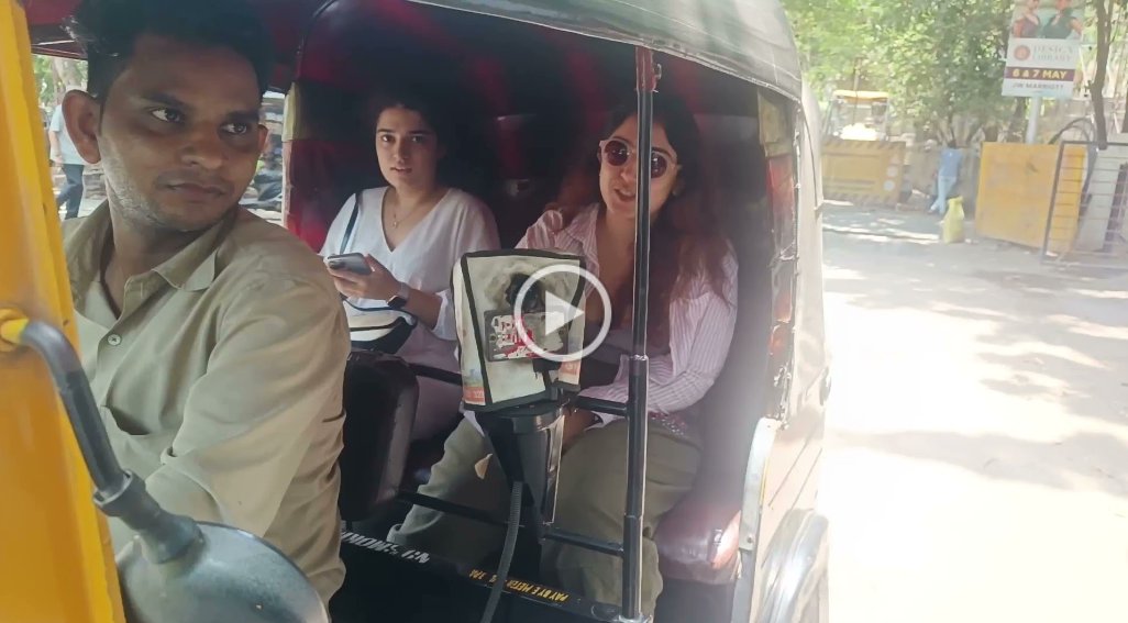 Ira Khan Spotted at Bandra in Auto: A Candid Bollywood Moment Unveiled bollywoodgaliyara.com/ira-khan-spott… 
.
#BollywoodGaliyara #Bollywood #IraKhan #Spotted