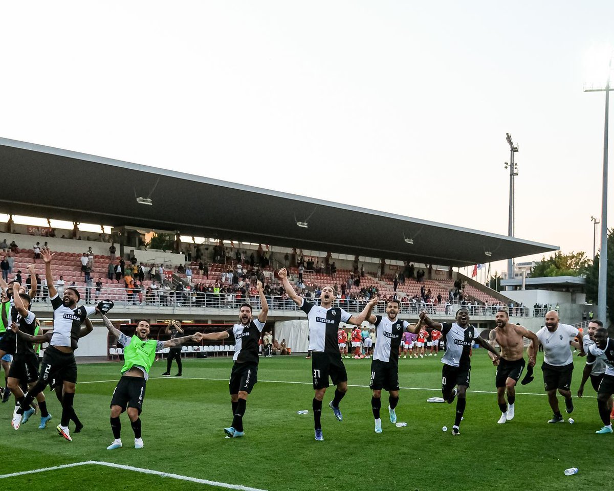 Sportimize's tweet photo. 🆙 Ces équipes promues au plus haut niveau en 2022/23, qui étaient en Division 5 il y a quelques années... Quel parcours et quel travail de dingue pour y arriver ! 😳

🇧🇪 @RWDMolenbeek • 2017
🏴󠁧󠁢󠁥󠁮󠁧󠁿 @LutonTown • 2014
🇩🇪 @FCH1846 • 2003
🇵🇹 @SCFarense_ • 2008

📸 #RWDM | #SportsBiz https://t.co/DJB0OcU6s3