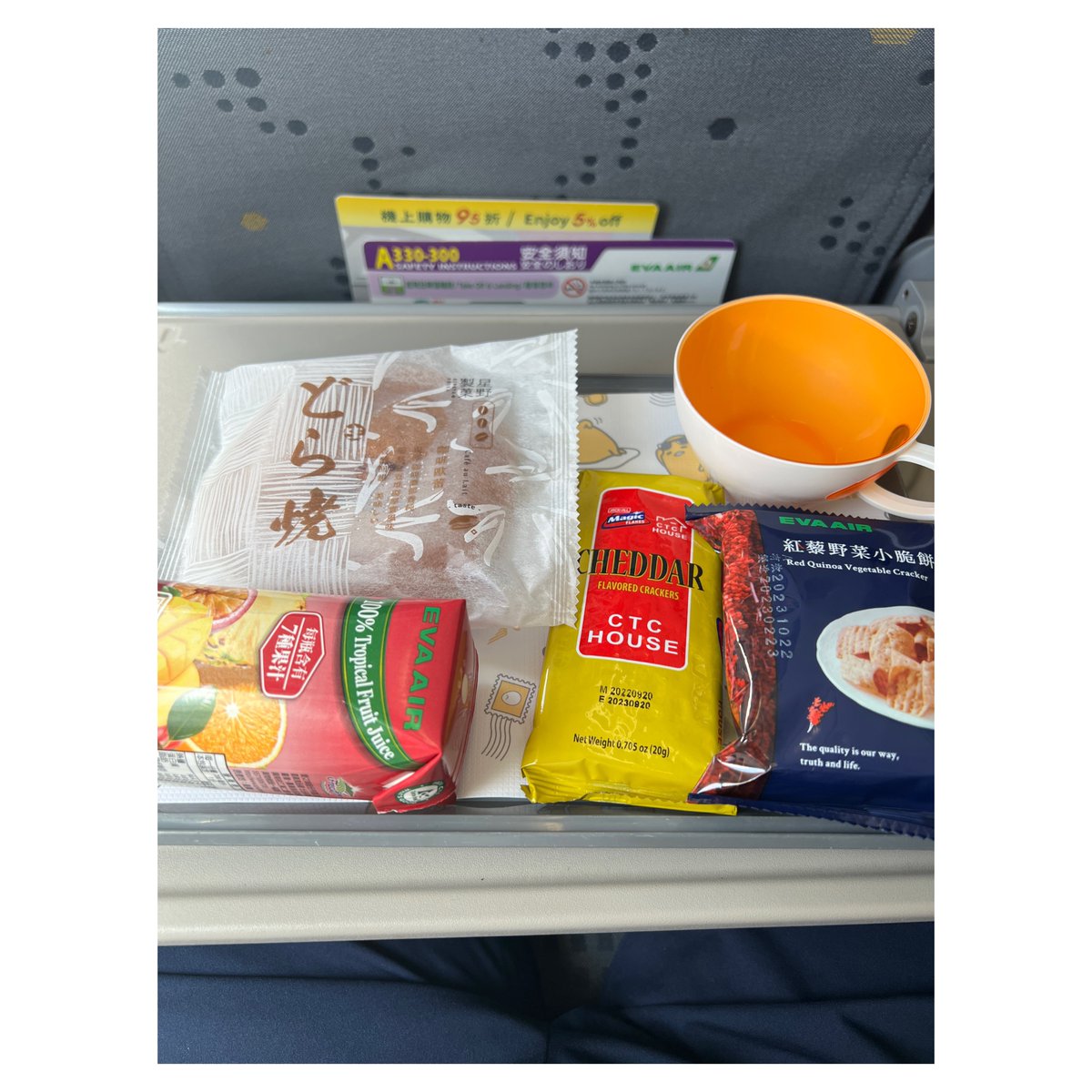 designluxs's tweet photo. 那覇〜台北の機内食はサンドイッチが多かったけど、どら焼きになってしまった。 https://t.co/knpU5xoQ3U