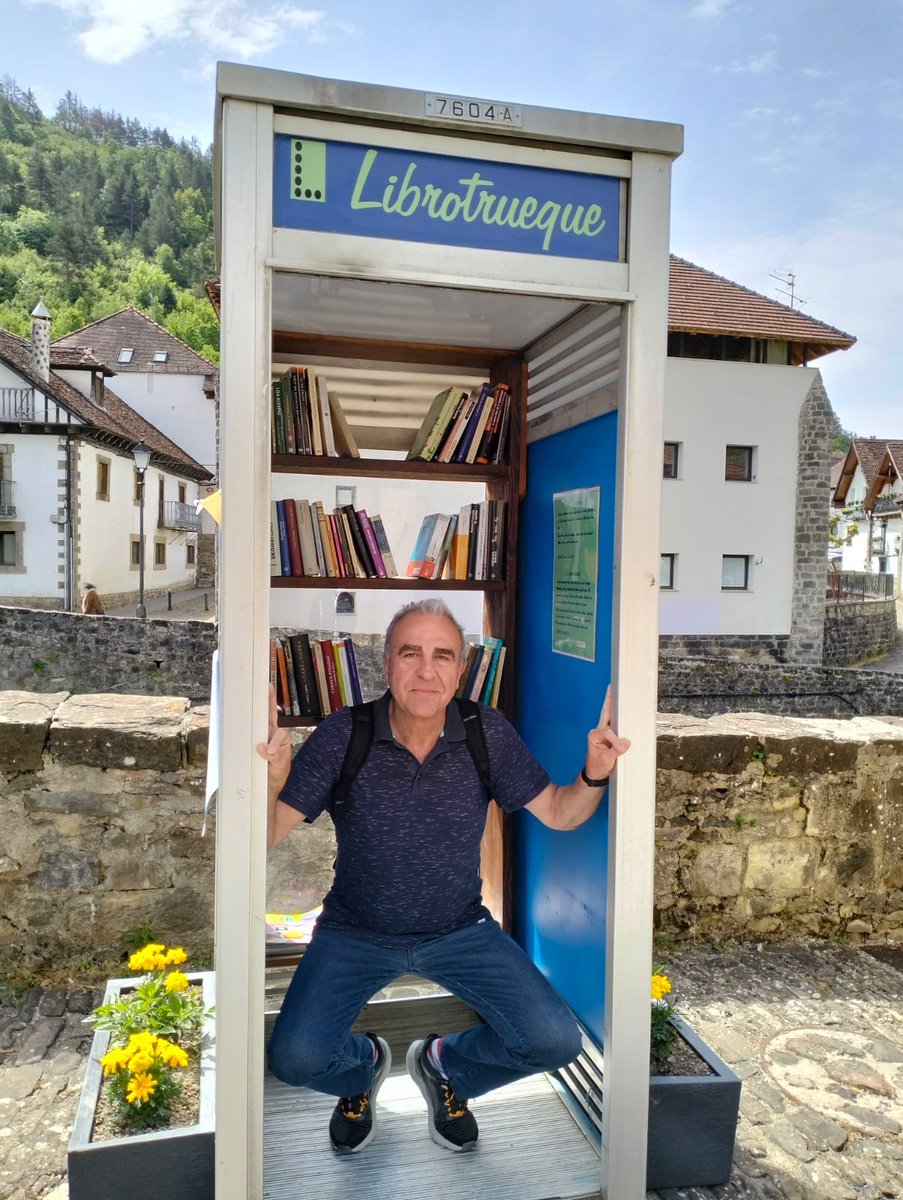 libreria_paris's tweet photo. ¡Qué idea tan estupenda! 💡📚
Una vieja cabina de teléfono está convertida en una cabina de "Librotrueque" donde coger y dejar libros para compartir con quien lo desee.
Lo ha descubierto nuestro librero Pablo en la localidad navarra de Ochagavía. https://t.co/FYpe9sFI2j