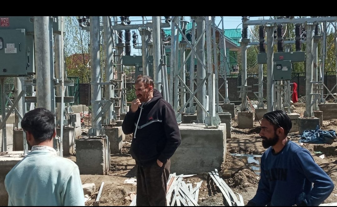 KpdclS's tweet photo. After commissioning of separate transformer bay for migrant transit camp Baramulla, KPDCL STD Sopore is fast tracking the construction of new 6.3MVA GMC Bla rec station. power transformer brought to site @BaseerUlHaqIAS @KPDCLOfficial @pddjkofficial @cekpdcl @DrSyedSehrish https://t.co/ZSzCeZSwen