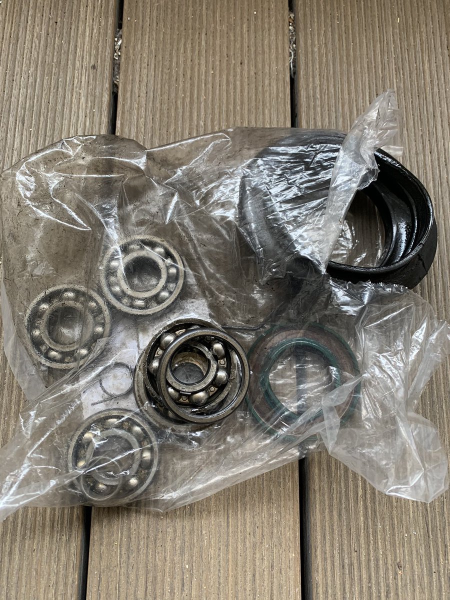 xTq7guTWQqEsbIZ's tweet photo. #R100RT ギヤボックスからの異音とオイル漏れの修理が完了。ベアリングが完全に逝ってた。
バイク屋もこんなの初めて見た、と言ってた。18万キロ超えるとこんな事もあるんだねー。#R100RS https://t.co/AMayUiRxCd