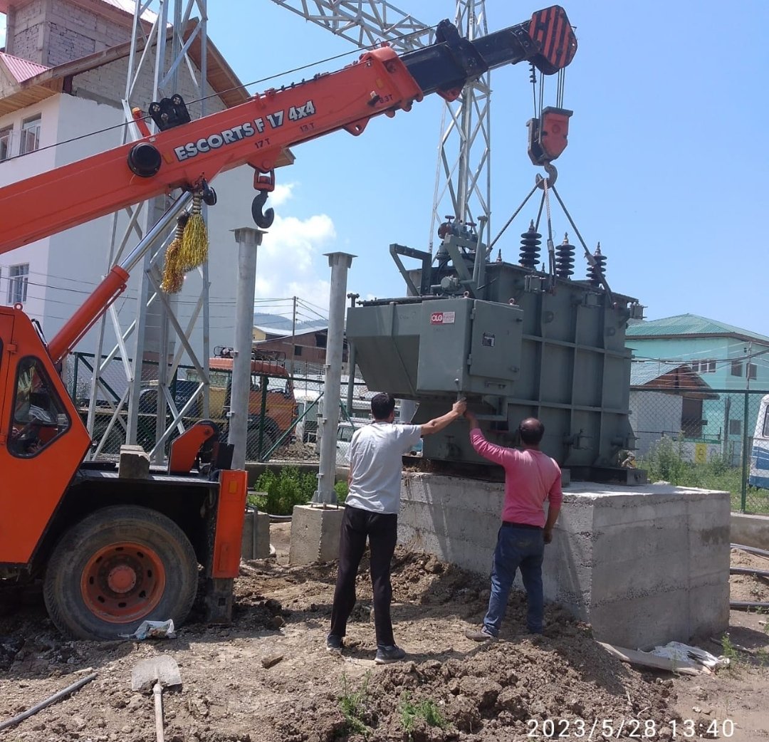 KpdclS's tweet photo. After commissioning of separate transformer bay for migrant transit camp Baramulla, KPDCL STD Sopore is fast tracking the construction of new 6.3MVA GMC Bla rec station. power transformer brought to site @BaseerUlHaqIAS @KPDCLOfficial @pddjkofficial @cekpdcl @DrSyedSehrish https://t.co/ZSzCeZSwen