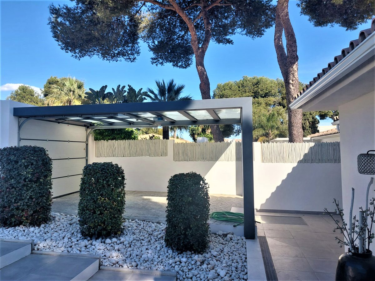 CapeReed's tweet photo. Looking for a stylish way to enhance your garden?  Our versatile timber #laths are a hit, perfect for various garden applications. 

From creating privacy to adding a touch of the Mediterranean, these whitewashed laths are simply breathtaking. 😍✨ 

Visit https://t.co/8A3u5dU7w7 https://t.co/JFHnQXfr3J