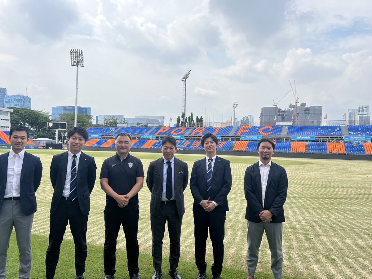 ManoKoichi's tweet photo. つい先程、J1のアビスパ福岡とタイリーグ1のポートFCの業務提携に関する調印式を終える事が出来ました。

アビスパ福岡の副社長でありベルギーリーグ1部のSTVVのCEOである立石さんをはじめ、佐伯さん、佐川さん、平田さんにお越し頂き感謝しています。

また、日本からご協力頂いた川森会長、壱岐さんにも本当に感謝しています。

本日まで沢山の困難がありましたが、こちらの調印式がゴールではなくスタート地点に立ったに過ぎません。

ポートFCのマダムの旦那さんである Narasさんからお声がけ頂き実現した今回の業務提携を、日本人としてタイ国やタイサッカー関わらせて頂いてる身として成功に導ける様に務めていきたいと思います。