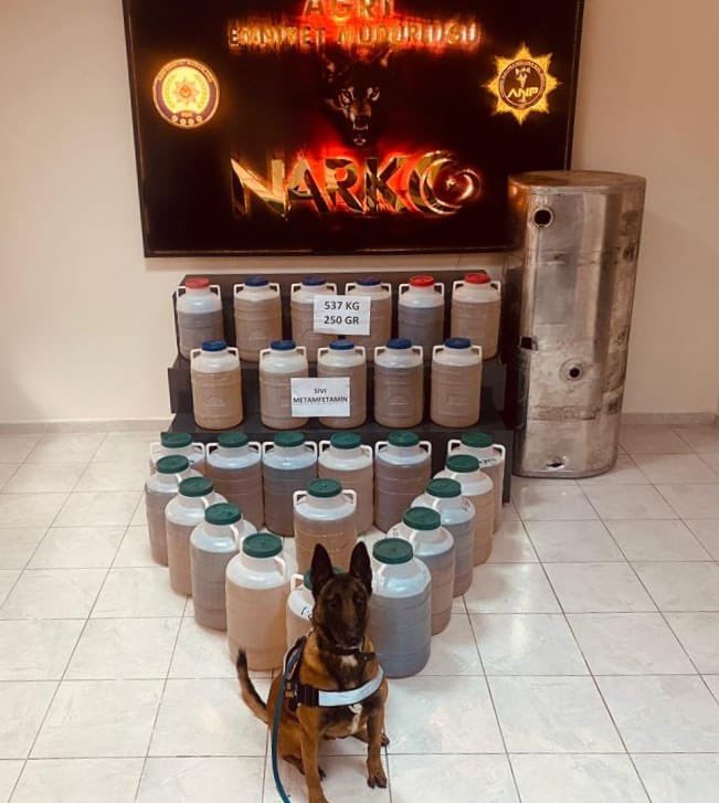 EmniyetGM's tweet photo. KÖKÜNÜ KURUTANA KADAR MÜCADELEYE DEVAM❗

Ağrı'da Narkotik birimlerimizce bir tırda yapılan aramada👇

5️⃣3️⃣7️⃣ kg 2️⃣5️⃣0️⃣ gr SIVI METAMFETAMİN ele geçirildi.
1️⃣ şüpheli şahıs gözaltında. 

@AgriEmniyet 👏👏 https://t.co/p3dUePrvbW