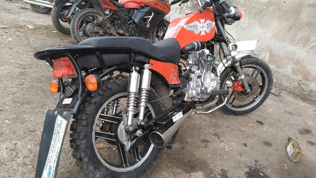 TheCameroonianZ's tweet photo. Moto fabriquée par un soudeur - Eric Wirngo Jaidzeka - du EMF Jaidzeka Motors. 

Il est originaire de Kumbo, région du Nord-Ouest du #Cameroon. https://t.co/sU5o2Vtyco