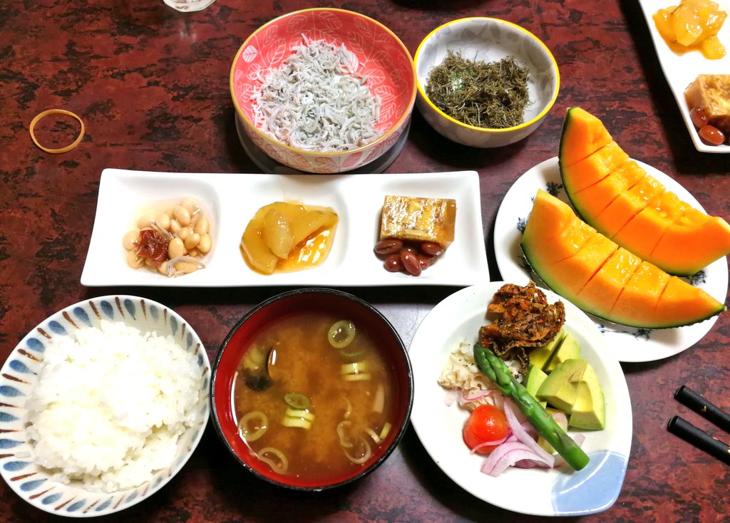 日曜日の朝食✨ 奥さん、結婚式出席で帰省した息子のためにと張り切った🎵 自分はメロンを切っただけ😅 太きゅうりのあんかけ、えびす、金時豆の甘煮、大豆とちりめんじゃこの梅酢漬、ミニトマトと紫玉ねぎのマリネ、人参の黒ゴマあえ、アボカド、ハナビラタケ、しじみの味