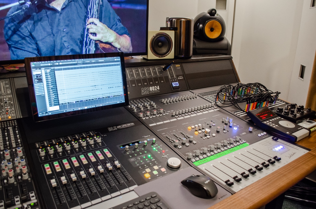 AudientWorld's tweet photo. "I have my favourite brands and now Audient is one of them," says owner of Cobra Sound after installing ASP8024-HE in his Bratislava studio. Find out what he loves about his new desk 🤩🙌

Link 🔗👉 https://t.co/zmSsqOSZuM

#Audient #ASP8024 #ASP8024HE https://t.co/aCWLahPpqa