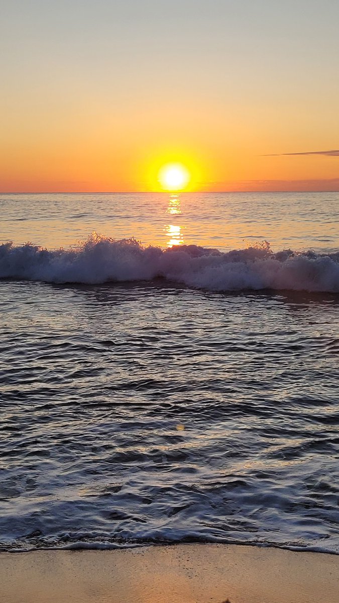 Sonnenaufgang 🌅 

Whisky Point Beach, Sri Lanka