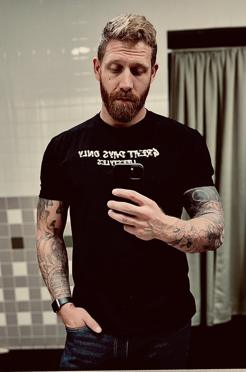 Working on being more positive ☺️ I hope everyone has a great day!! I think I need to shave 😂😂