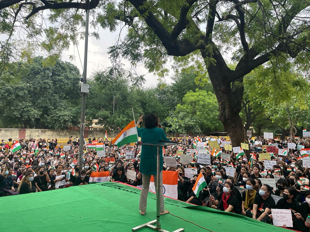 PatrickOHaokip's tweet photo. Kuki tribal women from Manipur protesting at Jantar Mantar in #Delhi on Monday, against the ethnic cleansing of the Kukis in Manipur by the radicals Meitei groups led the CM Biren's himself!! 

@RahulGandhi
@priyankagandhi
@Jairam_Ramesh
@KimHaokipINC
@LambaAlka
#ManipurOnFire https://t.co/bJnv3d252C